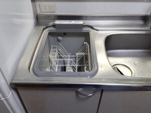 三菱製トップオープン食洗機の撤去工事　ミカドキッチン　中に虫が入っている